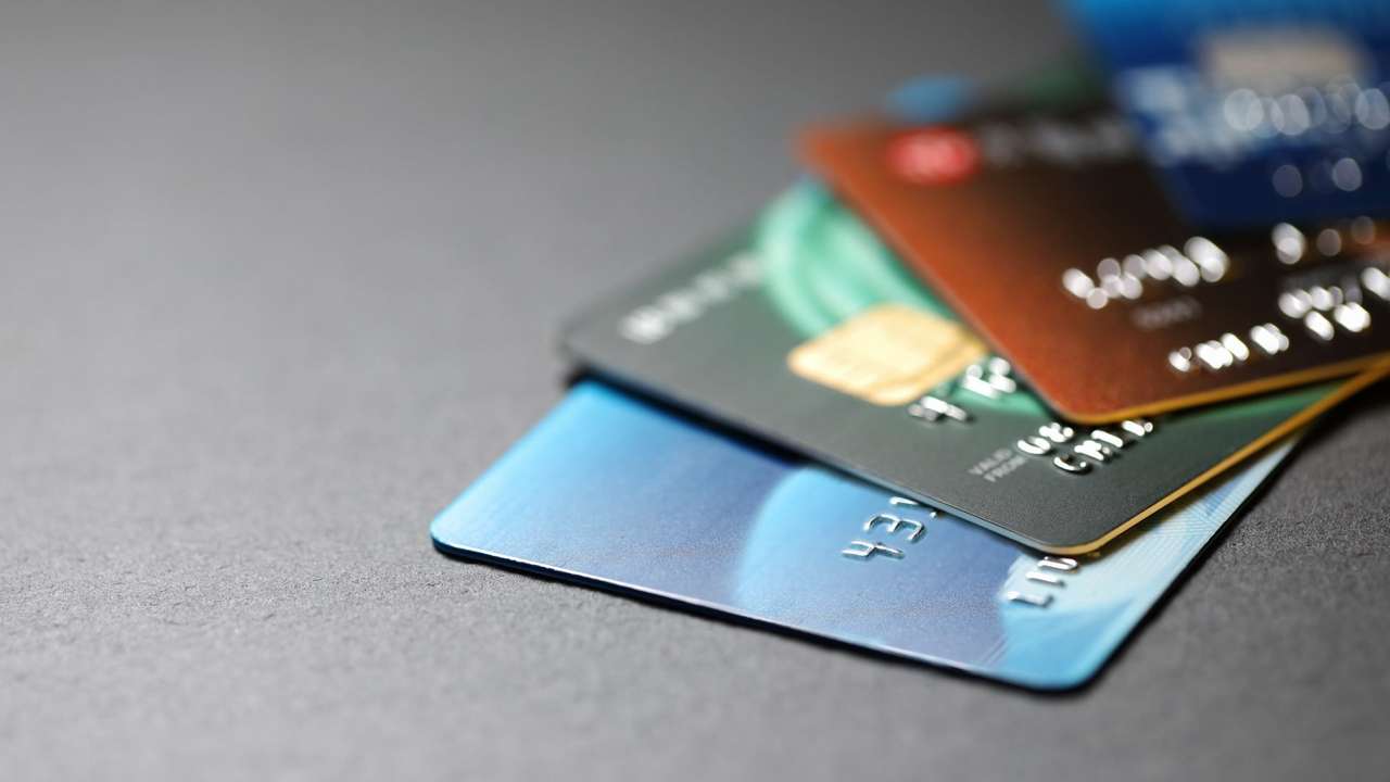 Kredi kartı büyümesinde ivme kaybı hızlanıyor