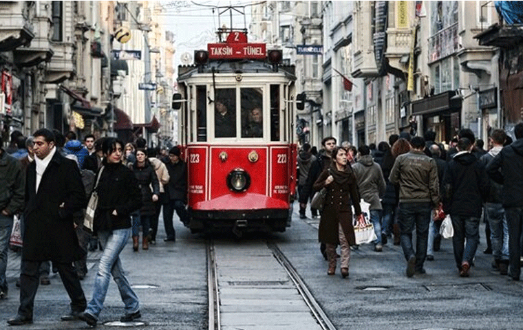 Türkler İstanbul'u terk ediyor, yabancılar geliyor