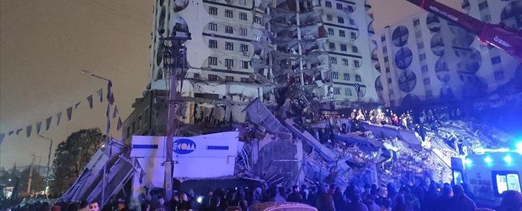 Türkiye'yi sarsan 7,7'lik depremde ölü sayısı artıyor!