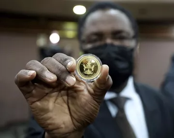 Zimbabve'den dolarla mücadelede 'altın para' adımı