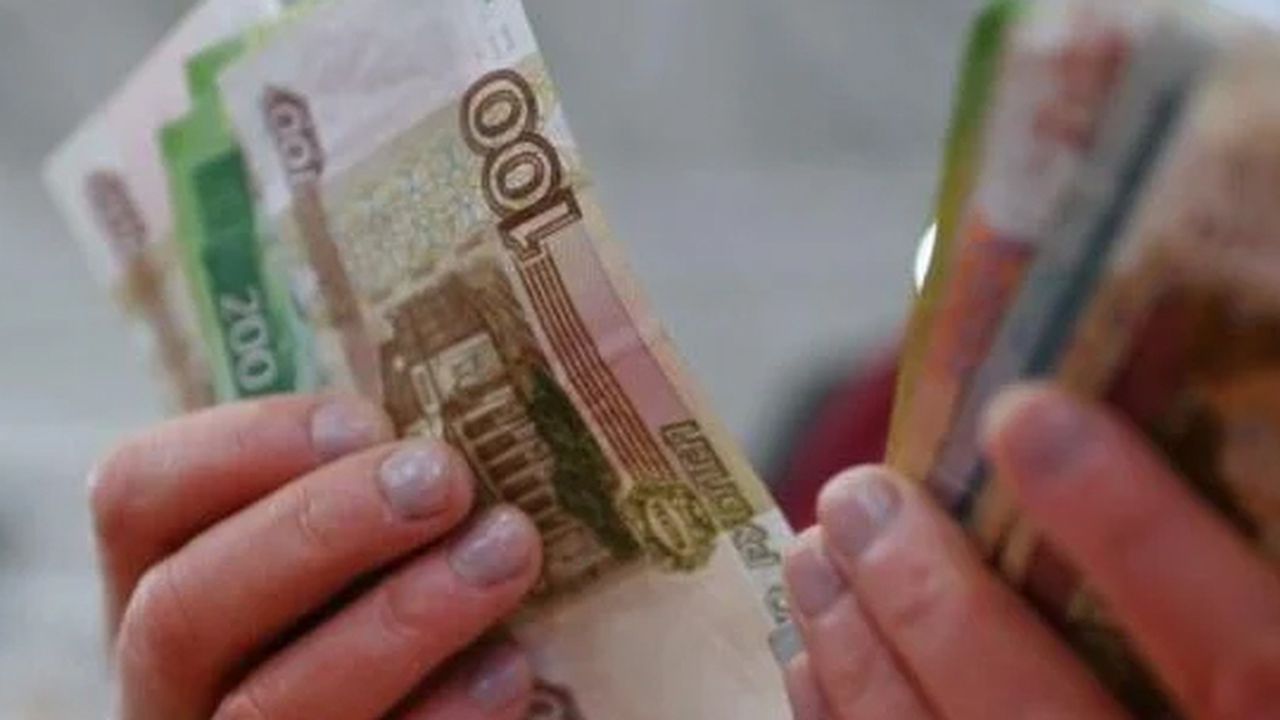 Rus rublesi, dolar karşısında yükselişini sürdürüyor