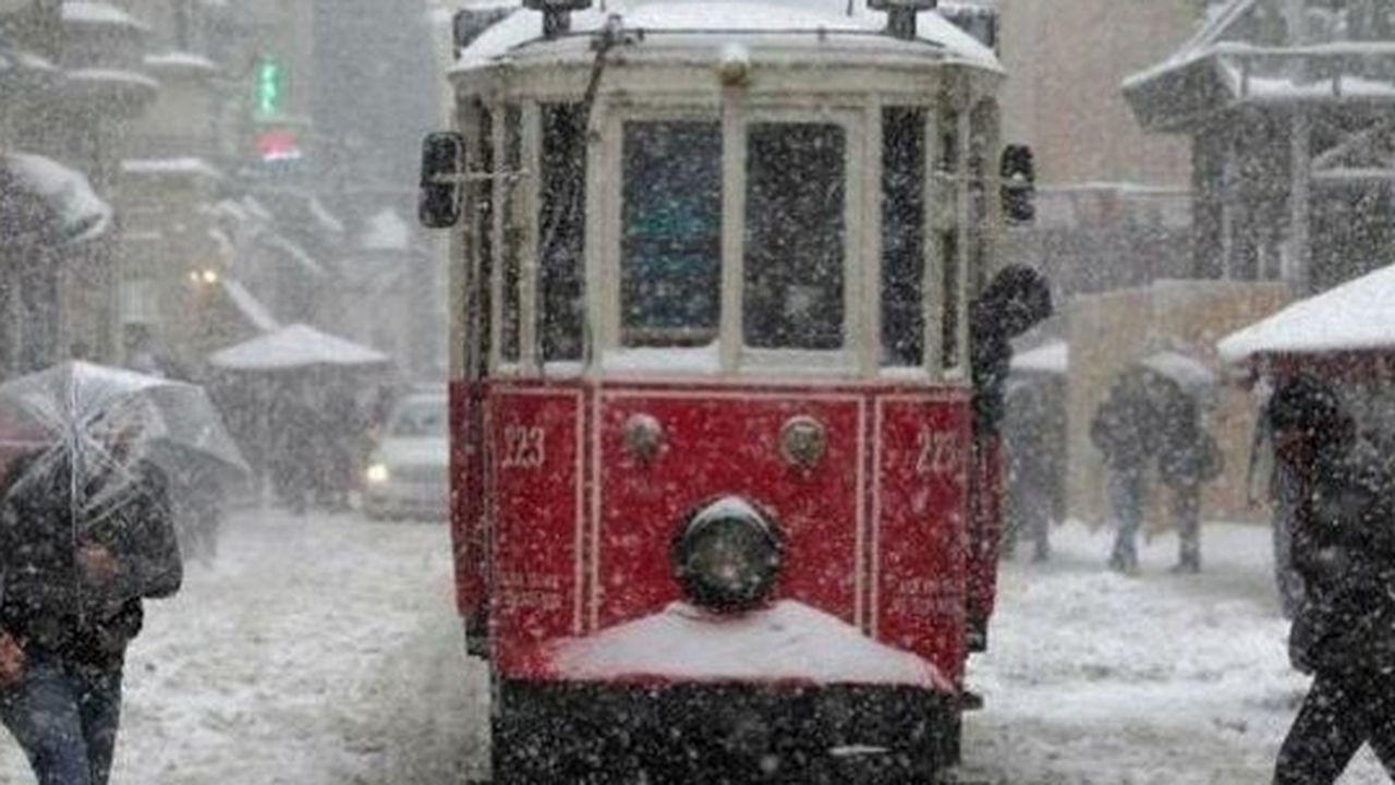 İstanbul'da özel araçlar saat 13.00'e kadar trafiğe çıkamayacak