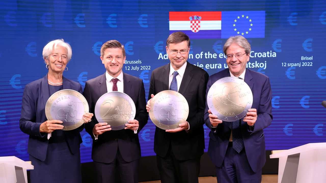 Hırvatistan resmen Euro Bölgesine katıldı