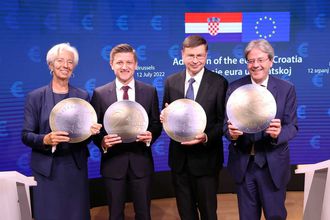 Hırvatistan resmen Euro Bölgesine katıldı