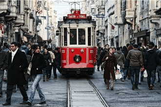 Türkler İstanbul'u terk ediyor, yabancılar geliyor