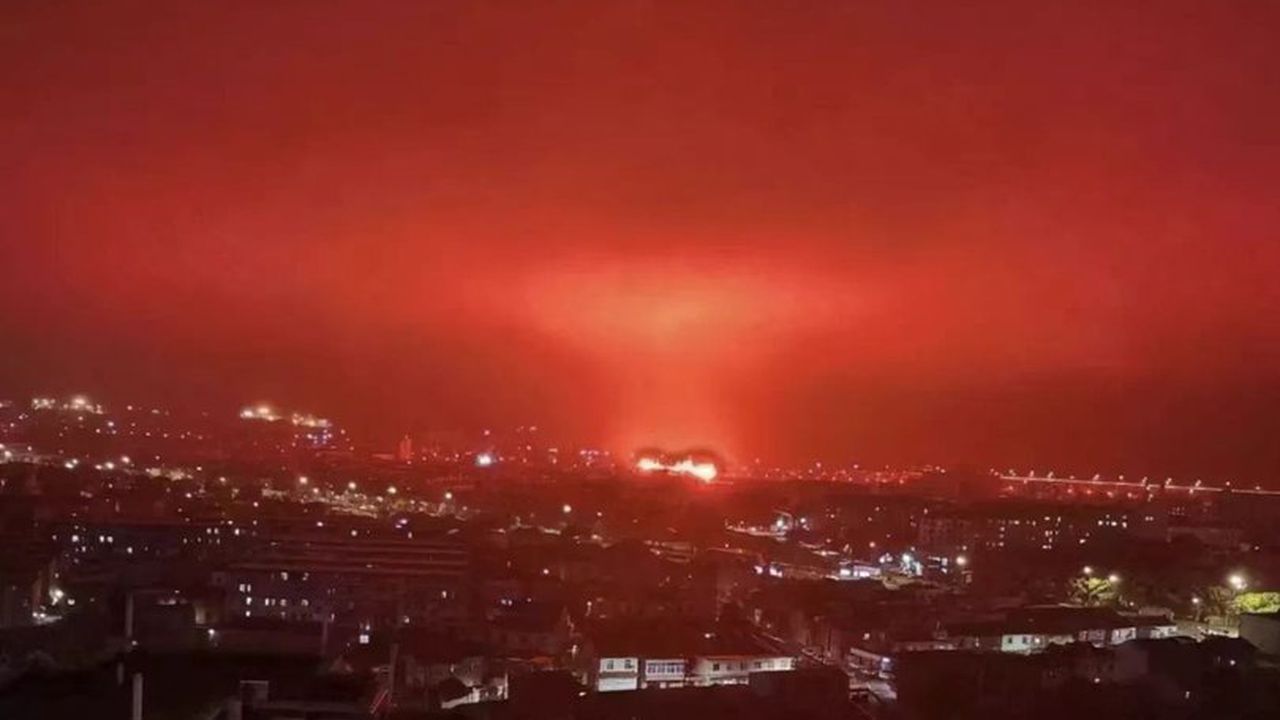 Çin'de gökyüzü kızıla boyandı