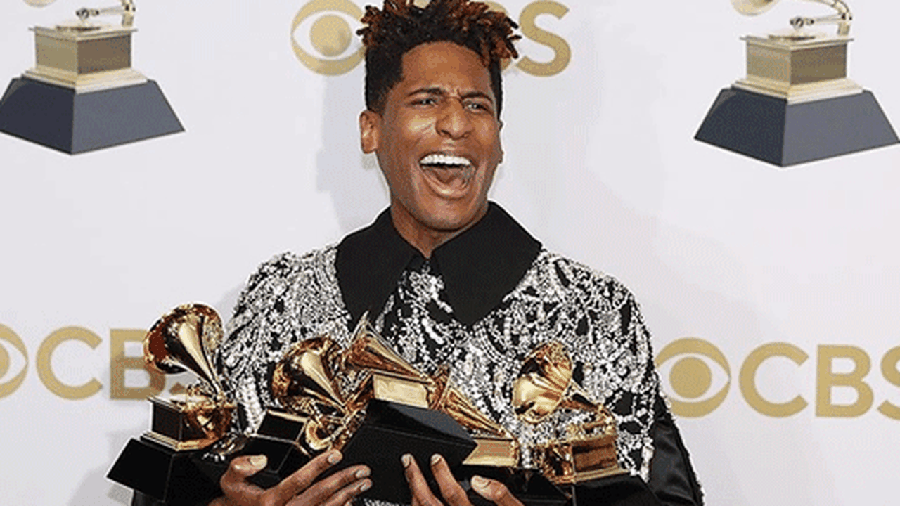 Grammy ödülleri dağıtıldı: Jon Batiste geceye damga vurdu