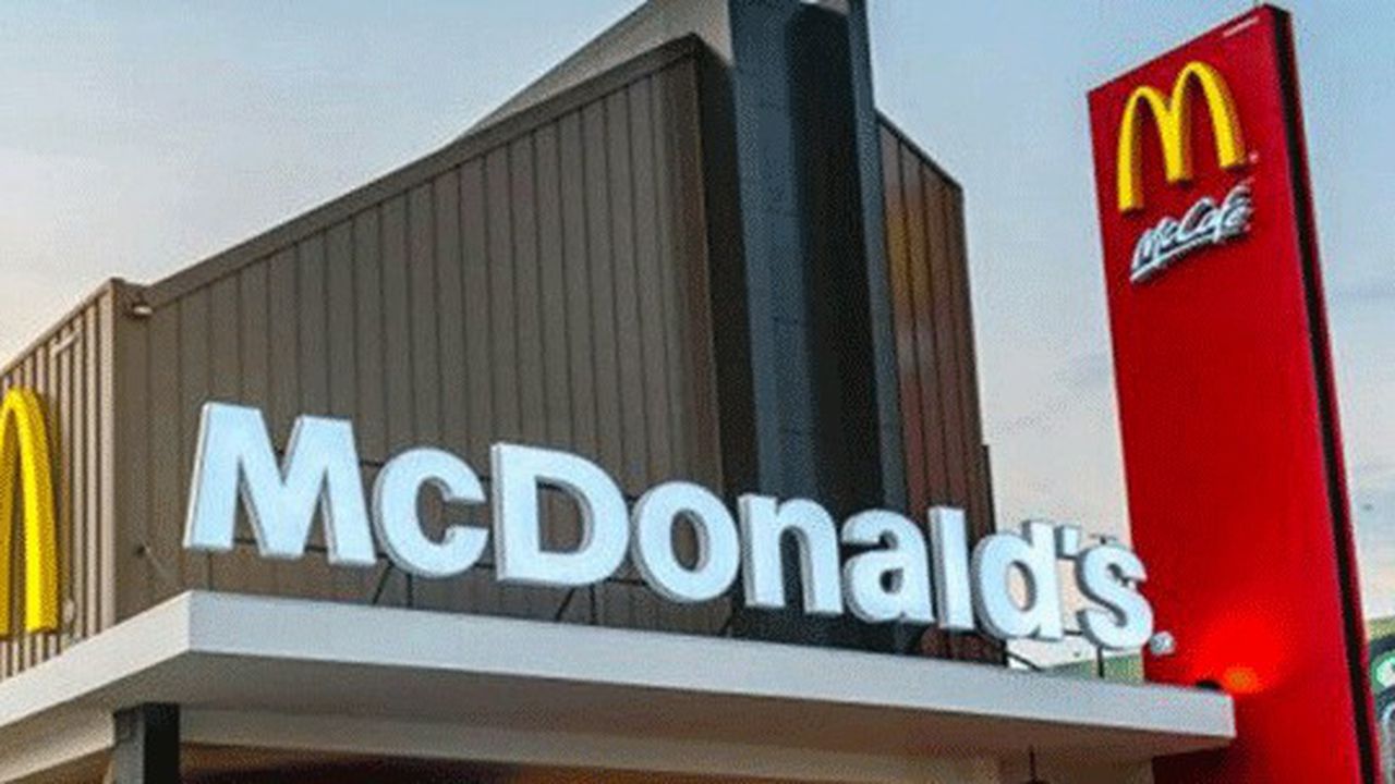 Rusya'nın yeni McDonald's'ı logosunu tanıttı