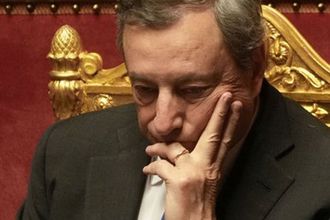 Draghi istifa etti