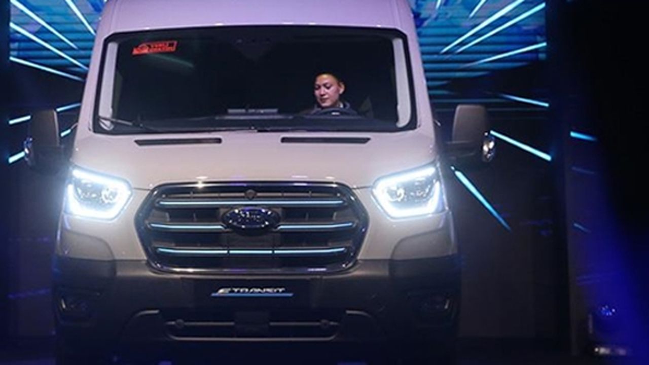 Ford Otosan'ın ilk elektrikli ticari aracı hattan indi