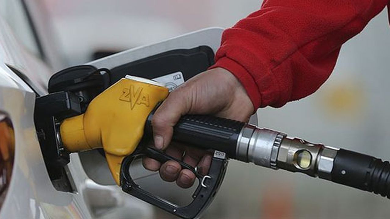 Benzine beklenen indirim geldi