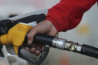 Benzine beklenen indirim geldi