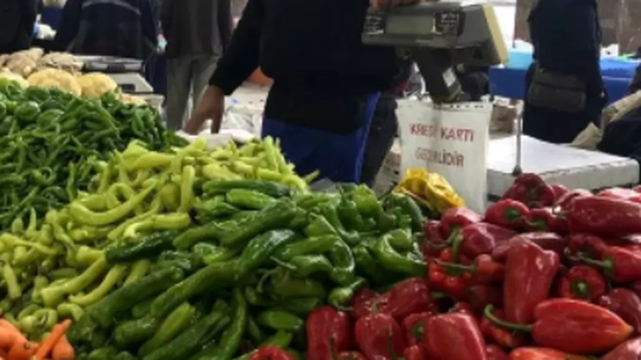 Semt pazarlarında taneyle sebze, kartla ödeme devri