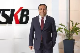 Fon sağlayıcılar yoğurdu biraz üfleyerek yiyorlar